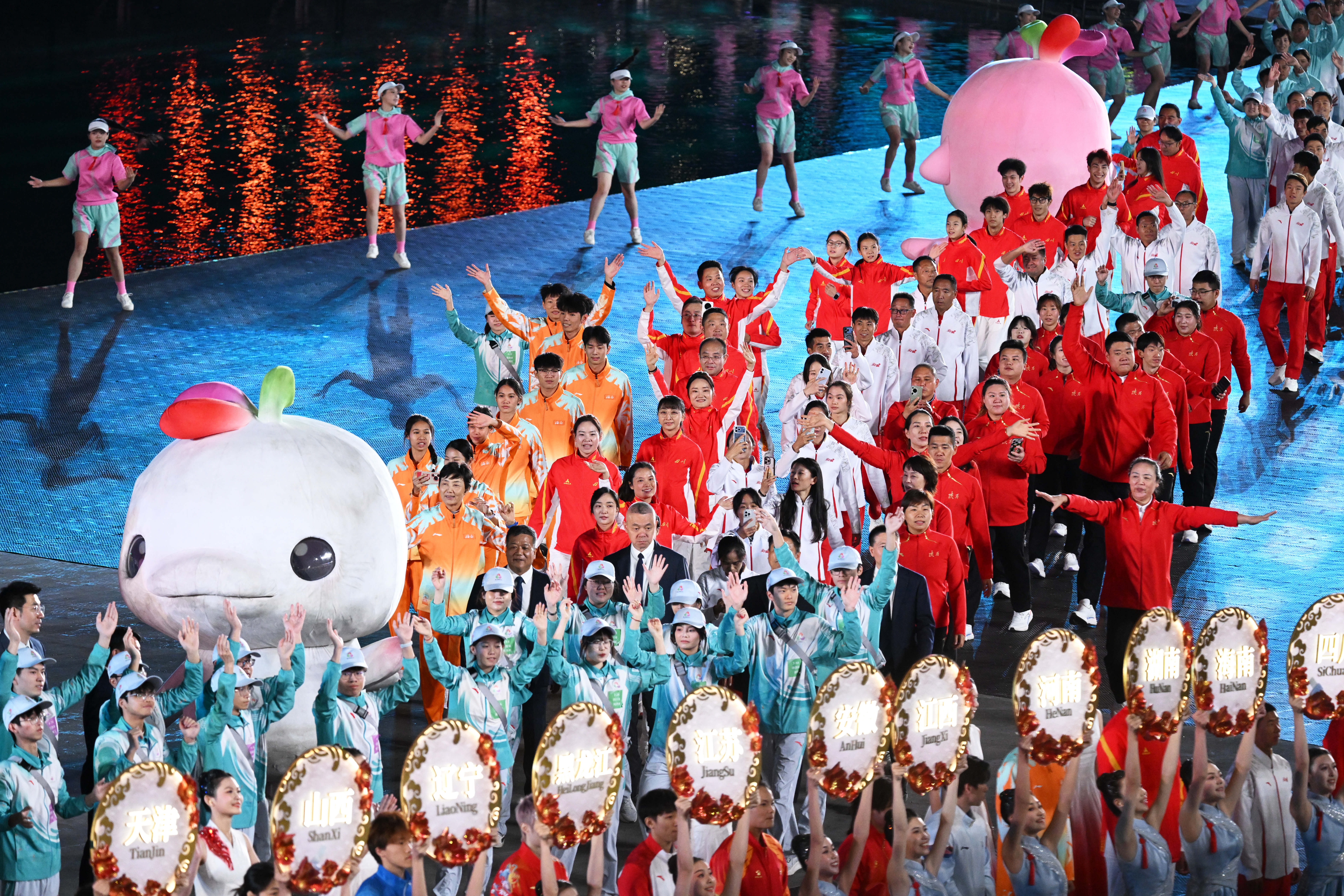 ↑ 参赛代表团代表在闭幕式上入场。第十五届全国运动会闭幕式在广东深圳前海欢乐剧场举行。 新华社记者 连振 摄